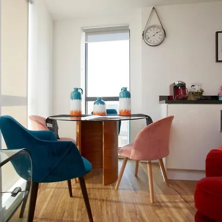 2 Bedroom Apartment, Leeds - Luxury & Contemporary ليدز